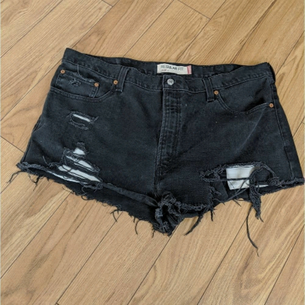 𝅺VINTAGE Levi's 505 black custom cut off jean shorts